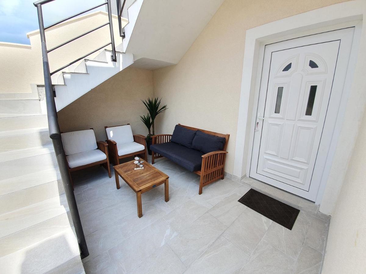 Apartments Dora Vantacici Exterior photo